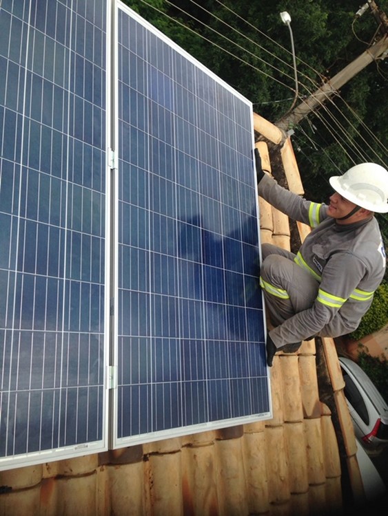 Implantação de painel fotovoltaico feita pela Cogera Implantação de painel fotovoltaico feita pela Cogera